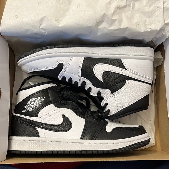 air jordan 1 mid womens black and white